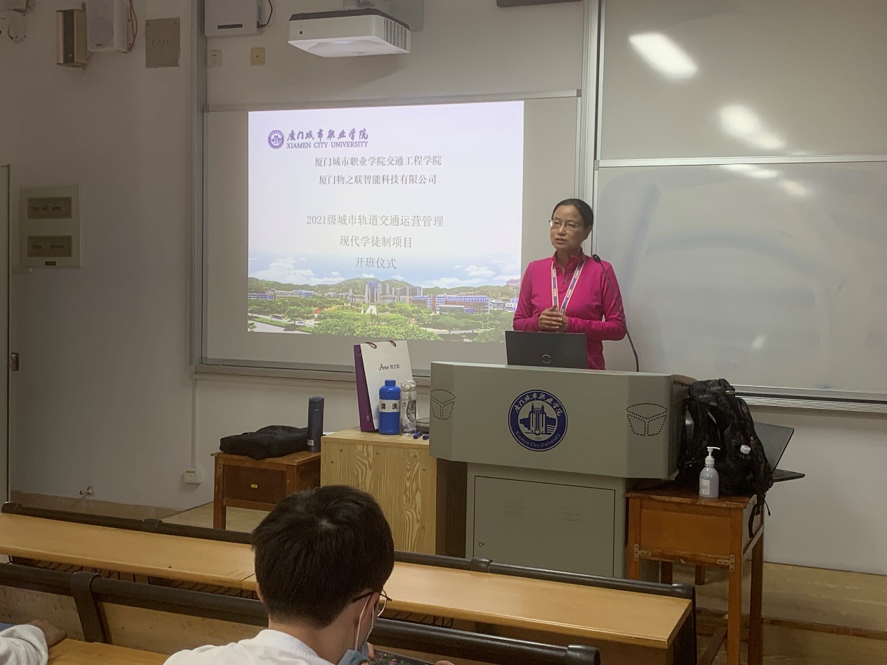 说明: D:\邹志光\4写材料\现代学徒制中期检查材料\运营专业现代学徒制材料\2产教融合协同育人\第一学期活动资料\开班仪式\0beb0fa0c1d82e36ad50e00c62e135b.jpg