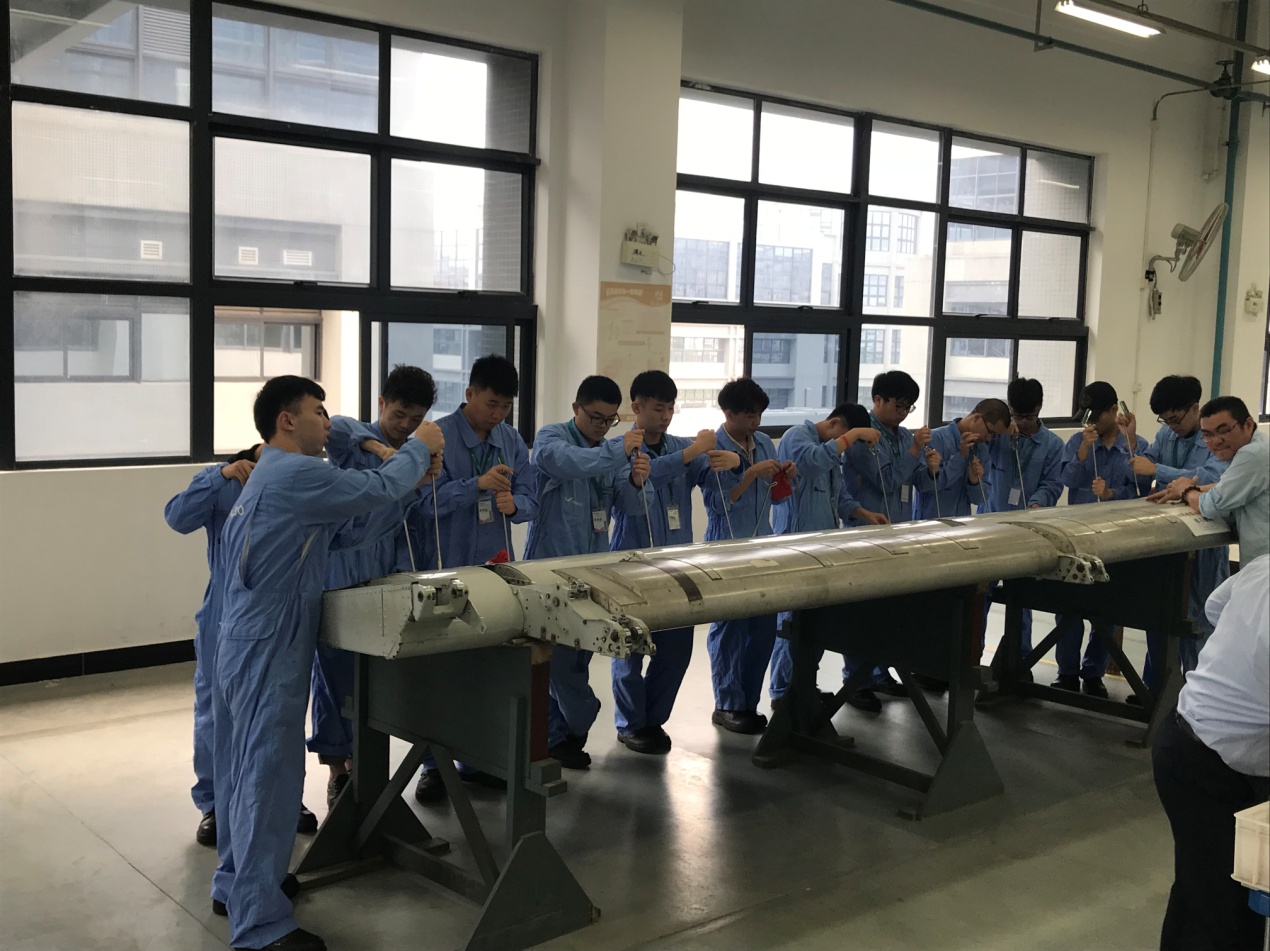 说明: E:\worksforxmcu\示范校材料\学生实习照片\16级40天实习\mmexport1541990739082.jpg