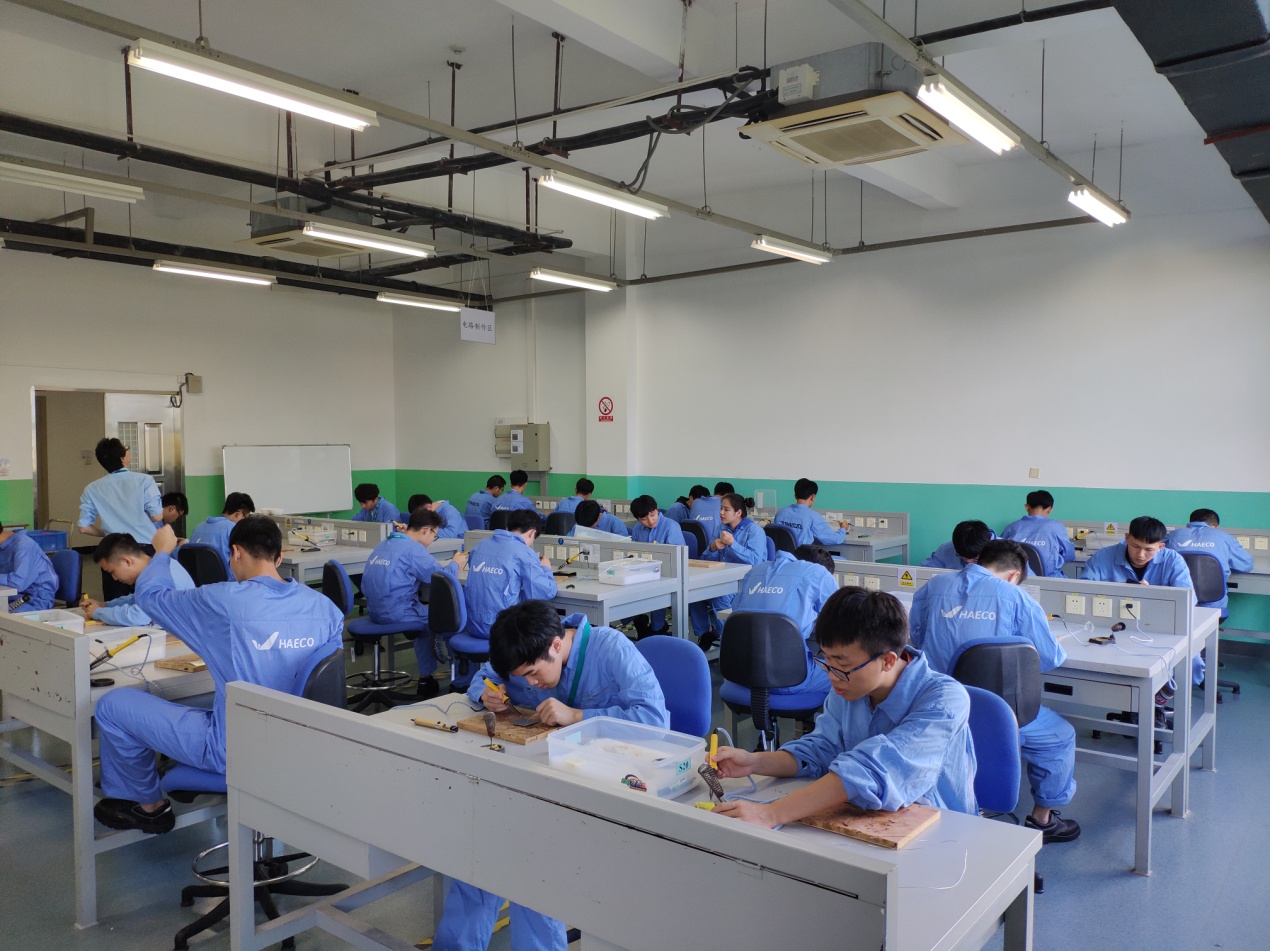 说明: E:\worksforxmcu\示范校材料\学生实习照片\16级40天实习\mmexport1541400231424.jpg